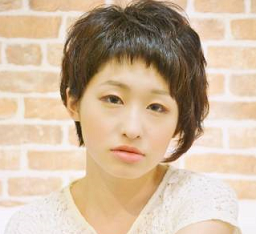 アシンメトリーヘア 女性