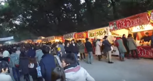熱田神宮　参道に並ぶ屋台と参拝客の列