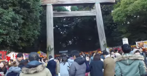 熱田神宮　屋台の並ぶ参道とたくさんの初詣客