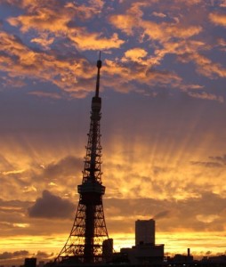 日の出と東京タワーのシルエット