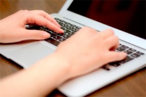 ノートパソコンを操作する女性の手