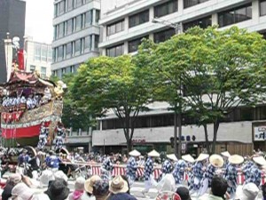 京都祇園祭　山鉾巡行と多くの見物客