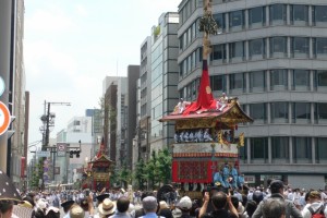 祇園祭　山鉾巡行とたくさんの観光客