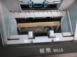 ATMの紙幣投入口とお札