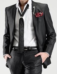 光沢のある黒のストライプスーツと柄入り黒ネクタイ　男性コーデ
