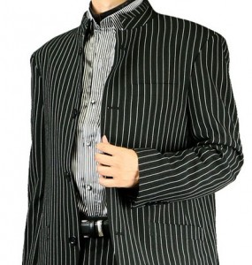 黒のストライプスーツとグレーのストライプシャツ　男性コーデ