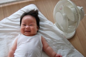 赤ちゃん　扇風機　布団