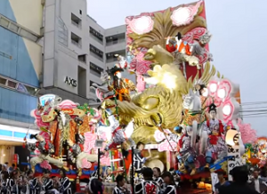 八戸三社大祭　巨大で豪華絢爛な山車