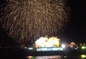 青森ねぶた祭り　ねぶた海上運行と巨大な花火