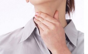 喉の痛み　女性