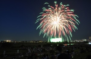 多摩川花火大会　夜空に打ち上がる大輪の花