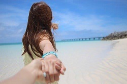 海デート 女性の服装を年代別にご紹介 持ち物や過ごし方は 季節お役立ち情報局