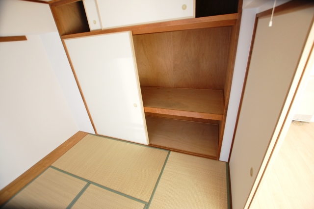 押入れ クローゼットのカビや湿気を除去する方法 すのこや新聞紙で防止 季節お役立ち情報局