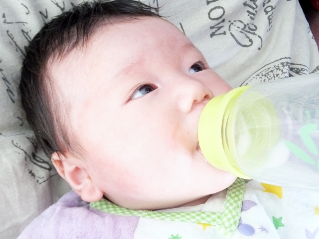 赤ちゃんの脱水症状の見分け方 母乳以外の飲み物でもいいの 季節お役立ち情報局