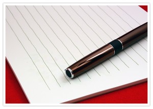 縦書きの手紙とペン