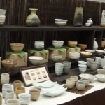 萩焼祭り　並べられた陶器