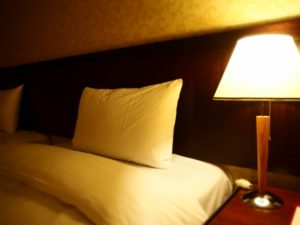 ホテルのベッドと照明