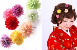 小さい花の髪飾り　浴衣の女性