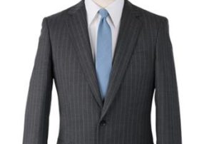 男性　ネイビーのストライプ柄スーツと水色のネクタイ