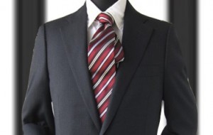 メンズ　ネイビーのスーツと赤系のネクタイ