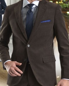 男性コーデ　コーデュロイの濃茶色のスーツ　チェックのシャツとダークネイビーのネクタイ