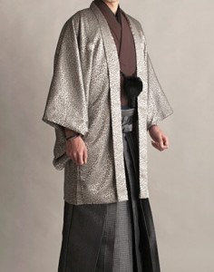 淡いグレーのレオパード（ヒョウ）柄の羽織と袴　男性コーデ