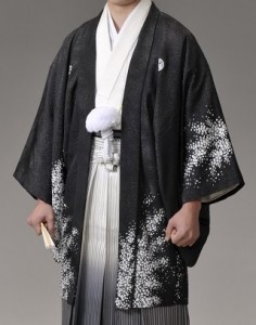 白の内着物とグラデーションの袴と白のかすみ草模様の羽織　男性着物コーデ