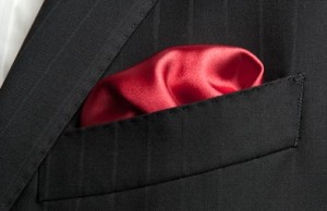 黒のストライプスーツ　赤のポケットチーフ