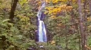 奥入瀬渓流　紅葉と滝