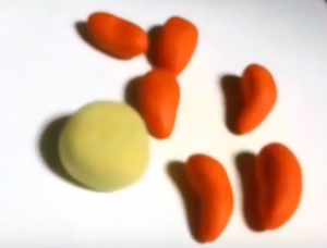オレンジ色の紙粘土とかぼちゃの芯の紙粘土