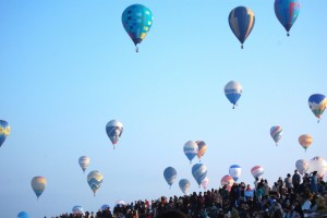佐賀バルーンフェスタ　気球の一斉離陸とたくさんの観光客