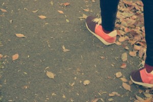 晩秋　落ち葉の道を歩く女性