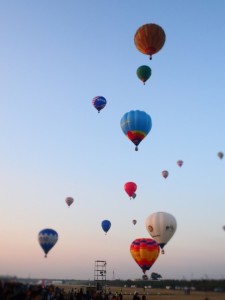 佐賀バルーンフェスタ　早朝に離陸するたくさんの気球