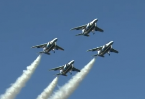 百里基地航空祭　スモークを吹き出しながら飛ぶブルーインパルス編隊