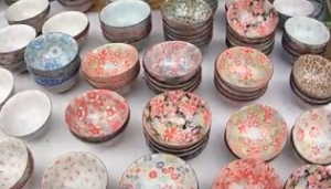 陶器市　さまざまな模様の陶器のお皿
