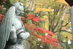 高尾山　天狗の銅像と紅葉