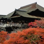 清水寺の本堂と真っ赤な紅葉