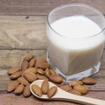 アーモンドミルクの栄養と効果的な飲み方！ダイエットに効く？
