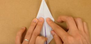 折り紙で折り鶴を折る
