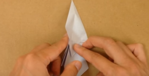 折り紙で折り鶴を折る