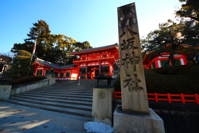 京都八坂神社の初詣 参拝時間やご利益は 混雑や屋台の期間は 季節お役立ち情報局