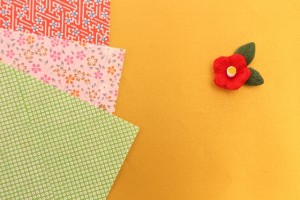 柄入りの和紙と手作りの花