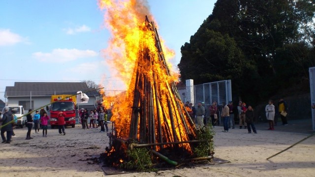 どんど焼きの意味と歴史 名前の由来は 地域別の呼び名は 季節お役立ち情報局