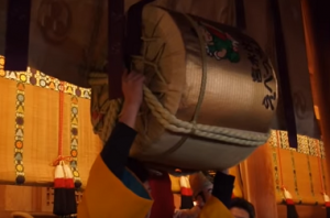 西宮神社　酒樽を掲げる福男