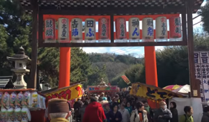 吉田神社の節分祭　参道にならぶ屋台と鳥居