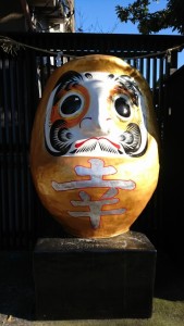 寒川神社　大きな金色の幸達磨