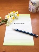 花と手紙とペン