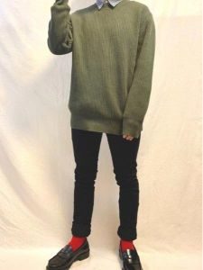 グリーン系のセーター　黒のパンツ　男性コーデ