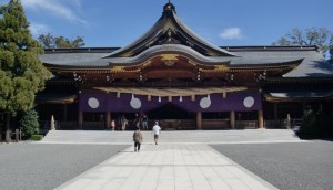 天気の良い日の寒川神社の境内