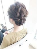 女性　髪型　シニヨンスタイル